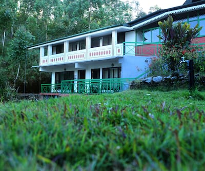 https://imgcld.yatra.com/ytimages/image/upload/t_hotel_yatra_city_desktop/v1456919505/Domestic Hotels/Hotels_Munnar/Camelot The Resort/Exterior_5.jpg